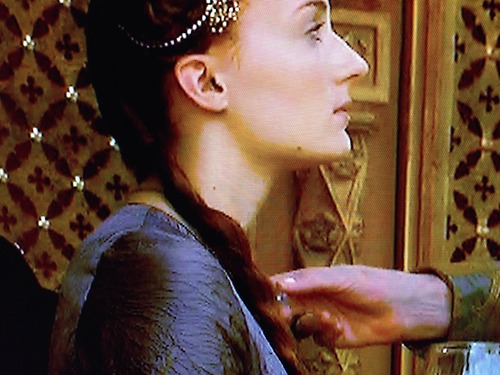 Lady Olenna, removing the poison vile from Sansa's necklace